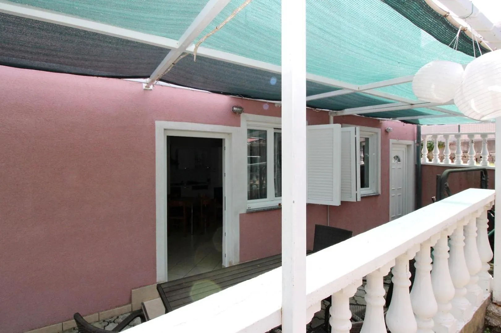 Guest house Apartments Lovincic Baska