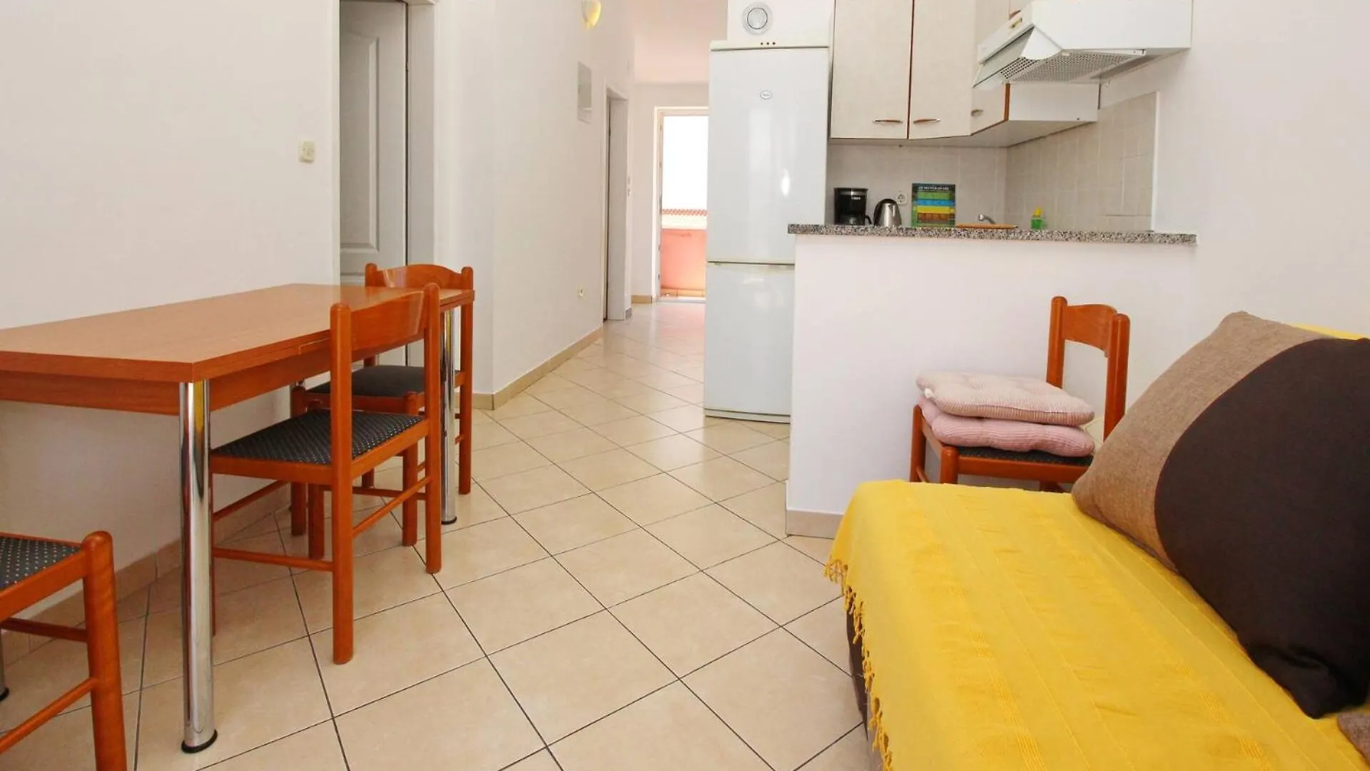 Apartments Lovincic Baska  Guest house