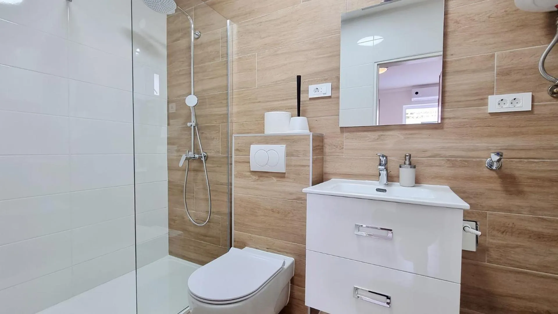Guest house Apartments Lovincic Baska