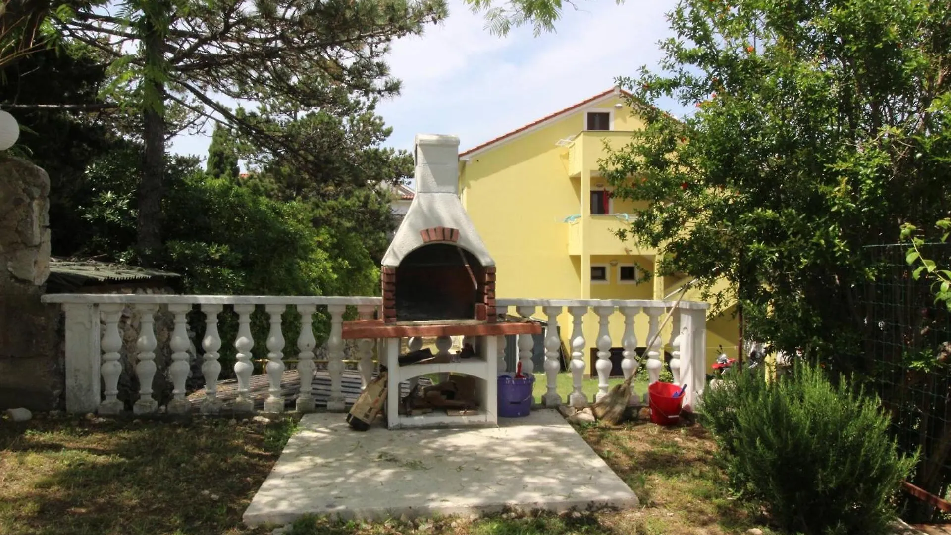 Guest house Apartments Lovincic Baska