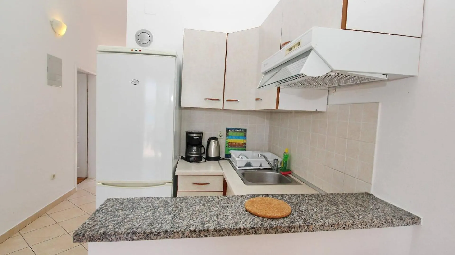 Guest house Apartments Lovincic Baska