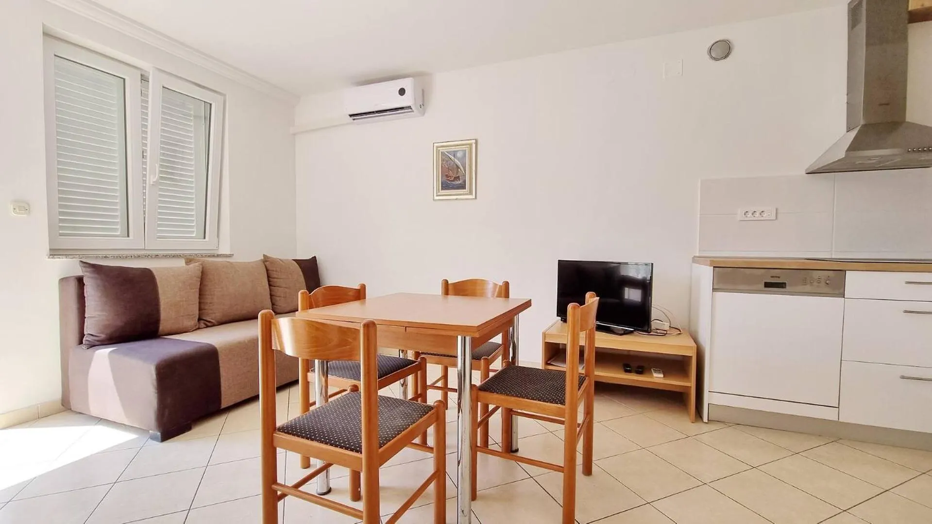 Apartments Lovincic Baska  Guest house