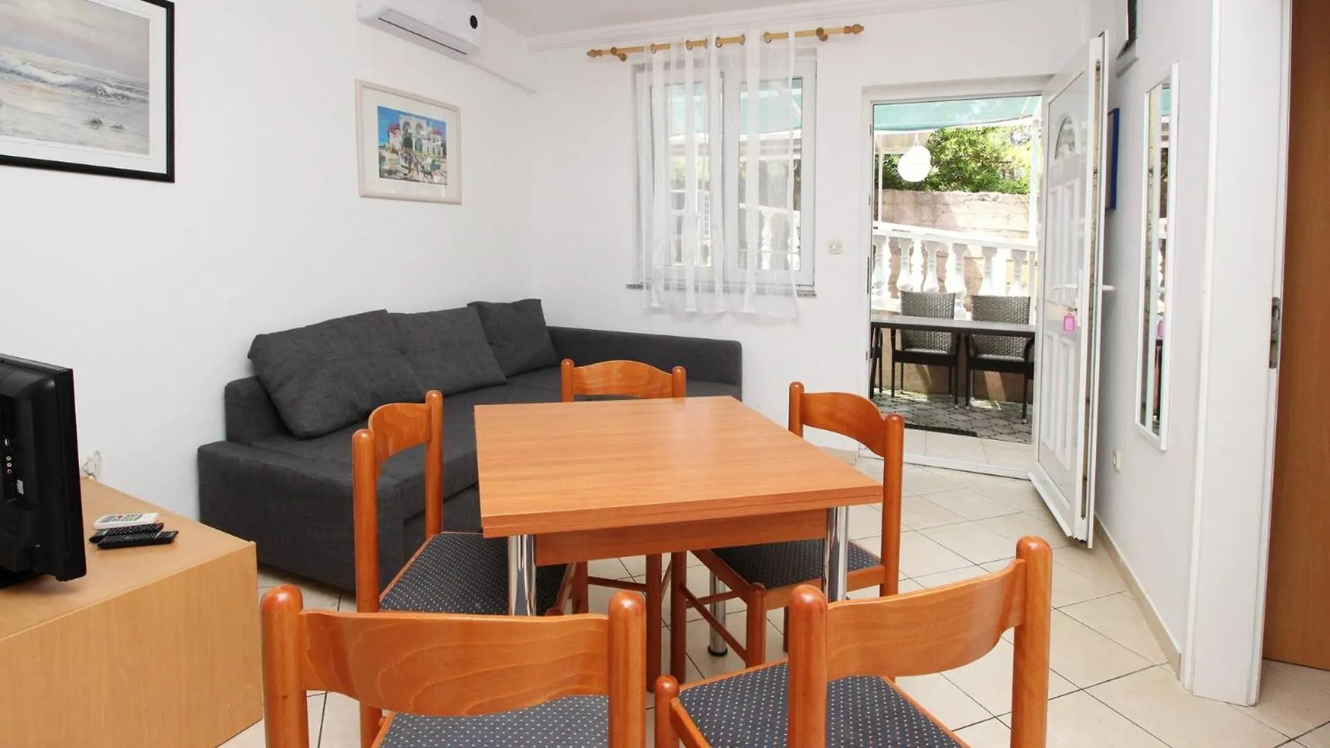 Guest house Apartments Lovincic Baska