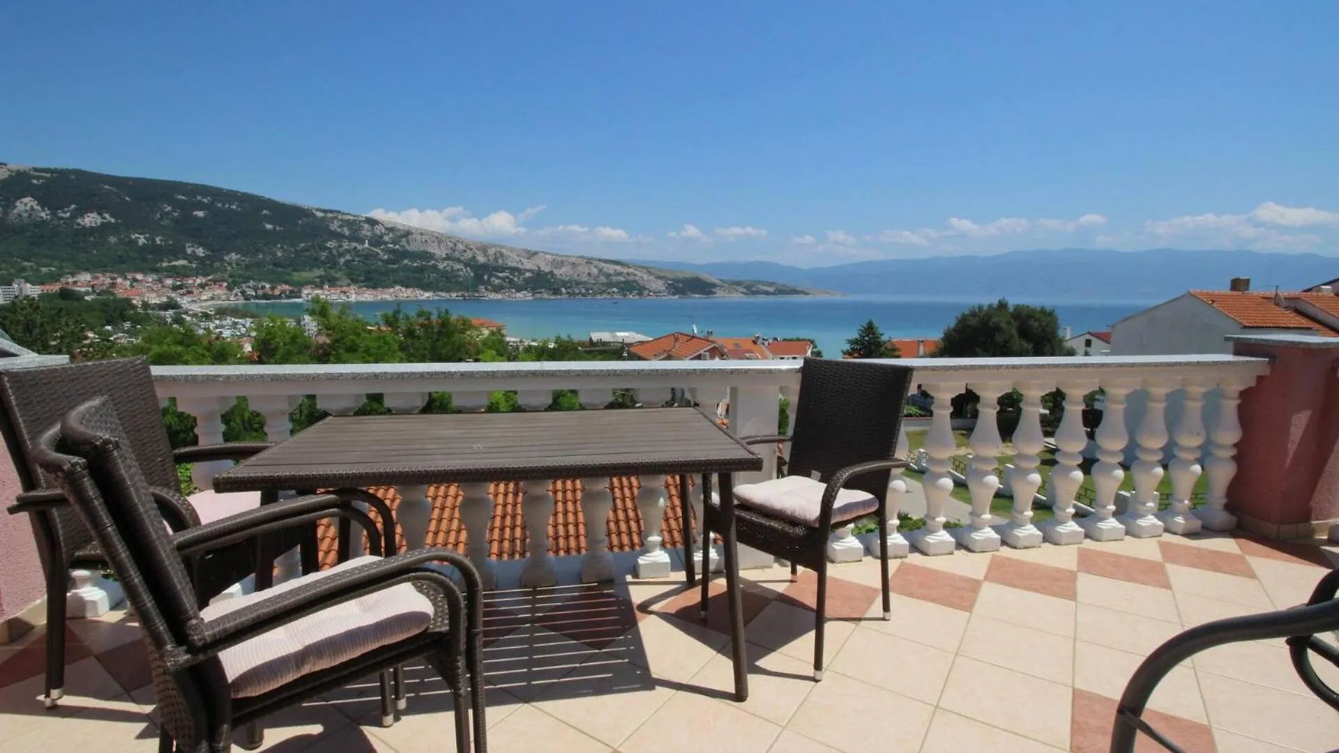 Guest house Apartments Lovincic Baska